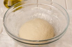 Пицца с красной рыбой семгой на дрожжевом тесте