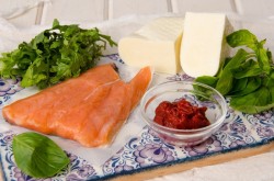 Пицца с красной рыбой семгой на дрожжевом тесте