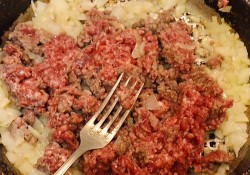 Мясная пицца с мясом и грибами