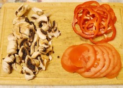 Мясная пицца с мясом и грибами