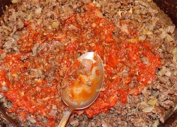 Мясная пицца с мясом и грибами