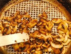 Мясная пицца с мясом и грибами