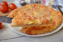 Пицца с салями и сыром