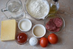 Пицца с салями и сыром