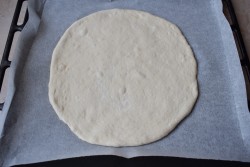 Пицца с салями и сыром