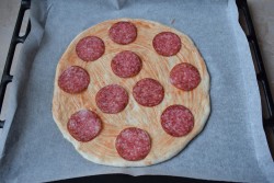 Пицца с салями и сыром