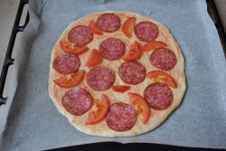 Пицца с салями и сыром