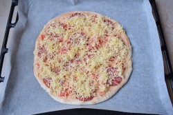 Пицца с салями и сыром