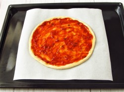 Пицца с шампиньонами колбасой и сыром в духовке