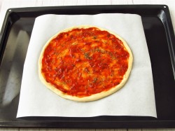 Пицца с шампиньонами колбасой и сыром в духовке