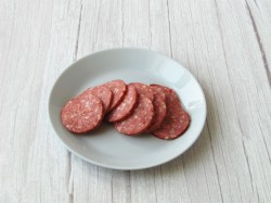 Пицца с шампиньонами колбасой и сыром в духовке