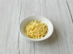 Пицца с шампиньонами колбасой и сыром в духовке