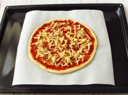 Пицца с шампиньонами колбасой и сыром в духовке