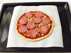 Пицца с шампиньонами колбасой и сыром в духовке