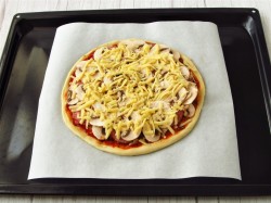 Пицца с шампиньонами колбасой и сыром в духовке