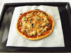 Пицца с шампиньонами колбасой и сыром в духовке