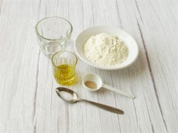 Пицца с шампиньонами колбасой и сыром в духовке