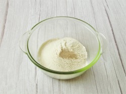 Пицца с шампиньонами колбасой и сыром в духовке