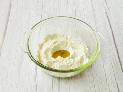 Пицца с шампиньонами колбасой и сыром в духовке