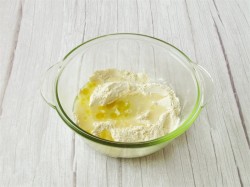 Пицца с шампиньонами колбасой и сыром в духовке