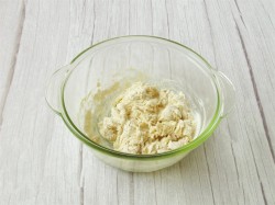 Пицца с шампиньонами колбасой и сыром в духовке