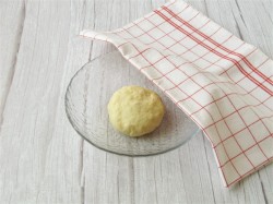 Пицца с шампиньонами колбасой и сыром в духовке