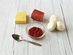 Пицца с шампиньонами колбасой и сыром в духовке