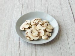 Пицца с шампиньонами колбасой и сыром в духовке