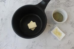 Пицца с соусом на основе молока и пармезана