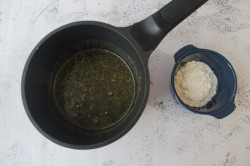 Пицца с соусом на основе молока и пармезана