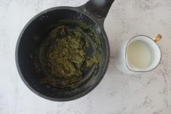 Пицца с соусом на основе молока и пармезана