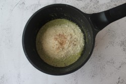 Пицца с соусом на основе молока и пармезана