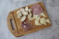 Пицца с соусом на основе молока и пармезана