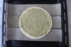 Пицца с соусом на основе молока и пармезана