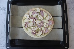 Пицца с соусом на основе молока и пармезана