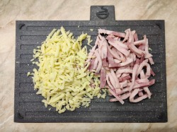 название картинки Пицца с ветчиной грибами и сыром