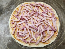 название картинки Пицца с ветчиной грибами и сыром