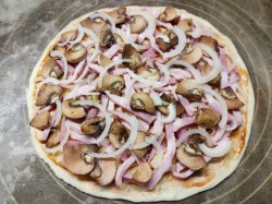 название картинки Пицца с ветчиной грибами и сыром