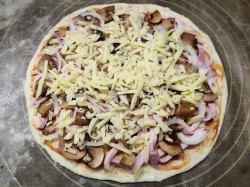 название картинки Пицца с ветчиной грибами и сыром