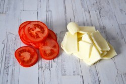 название картинки Сулугуни с помидорами в духовке