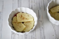 название картинки Сулугуни с помидорами в духовке