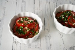 название картинки Сулугуни с помидорами в духовке