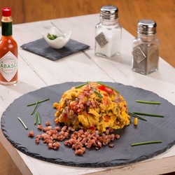 Скрэмбл из яиц с беконом и овощами