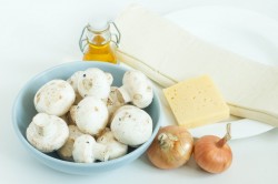 название картинки Пирог из слоеного теста с грибами на сковороде