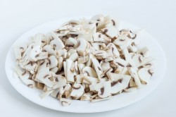 название картинки Пирог из слоеного теста с грибами на сковороде