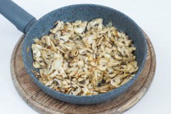 название картинки Пирог из слоеного теста с грибами на сковороде