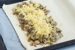 название картинки Пирог из слоеного теста с грибами на сковороде