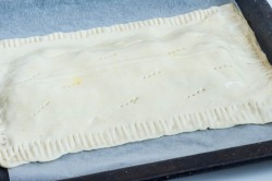 название картинки Пирог из слоеного теста с грибами на сковороде