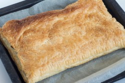 название картинки Пирог из слоеного теста с грибами на сковороде