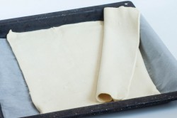 название картинки Пирог из слоеного теста с грибами на сковороде